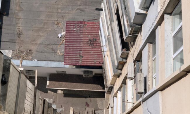 В Одессе 18-летний парень выбросился из окна: кадры и роковые подробности