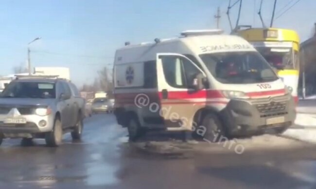 Відлетіла на трамвайні рейки: в Одесі швидка потрапила в ДТП, з'явилося відео