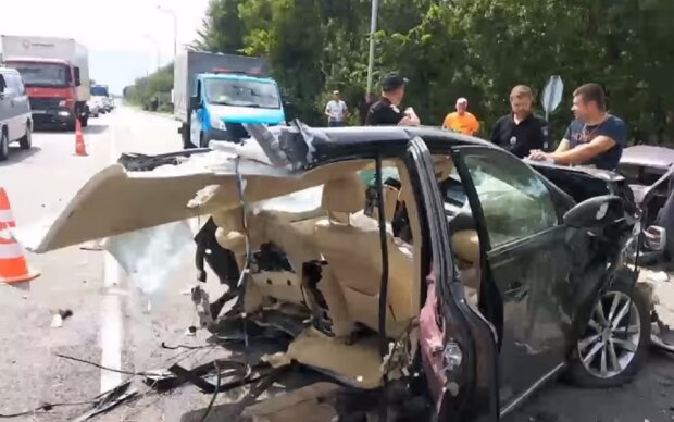 Под Львовом мама потеряла сразу двух дочерей, кадры жуткого ДТП: "У девочек просто не было шансов"