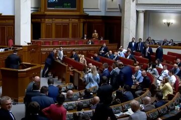 Простим українцям такі пенсії навіть не сняться: які виплати отримують нардепи