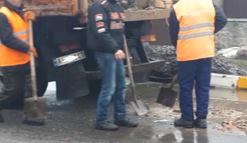 "Посыпаем кирпичами": под Киевом дорогу решили починить "новым методом", кадры