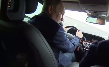 Путін за кермом автомобіля країни НАТО приїхав на Кримський міст: "Чому не Москвич?"