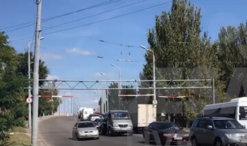 Водії знесли ворота за 2 мільйони на одеському мосту: "не хотіли їхати в об'їзд"
