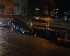Автомобиль с людьми ушел под асфальт  в Одессе: кадры ЧП попали на видео