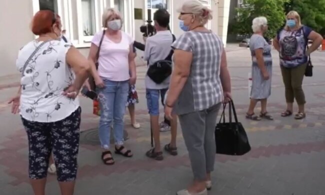 украинцы, на улице, в масках, лето, пенсионеры, пенсионерки