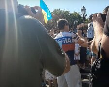 Мужчина в футболке с триколором РФ явился на поднятие украинского флага: полиция среагировала, видео