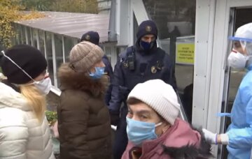Одесити штурмують "ковідну" лікарню, яка потрапила в скандал, відео: бійців Нацгвардії підняли по тривозі