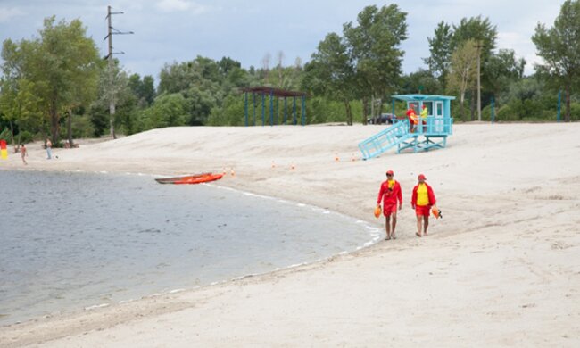 Пляжний сезон у Києві перенесли, головний санлікар зробив заяву: "відкриють після..."