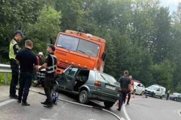 Трагедія на українській трасі, авто на швидкості влетіло у вантажівку: вижили не всі