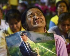 Туристам в Таиланде выдают траурные ленты