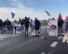Активісти на польсько-білоруському кордоні зупиняють фури, які їдуть до рф: вже заблокували тисячі