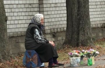 Аферистки отобрали у 80-летней одинокой старушки последние деньги: "пристали с разговорами и..."