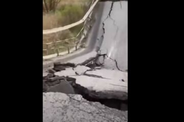 Мост рухнул перед носом у людей на Львовщине: кадры с места ЧП