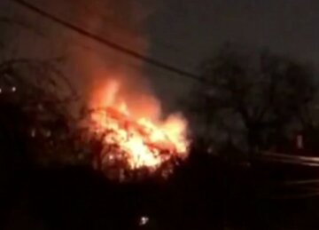 Масштабна пожежа в Києві: за заправкою видніється величезне полум'я і стовп густого диму, відео