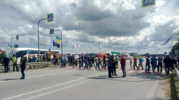 Люди заблокировали трассу Киев-Чоп, проехать невозможно: водителям сделали предупреждение