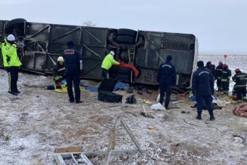 Автобус з людьми перекинувся на зледенілій дорозі, багато жертв і постраждалих: фото
