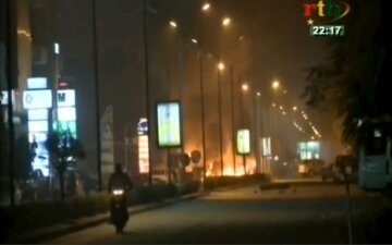 Появилось видео штурма захваченного террористами отеля в Буркина-Фасо (видео)