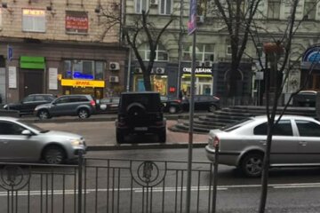 Цинічне покарання водія Гелендвагена в Києві потрапило в кадр: "Прямо на капоті"