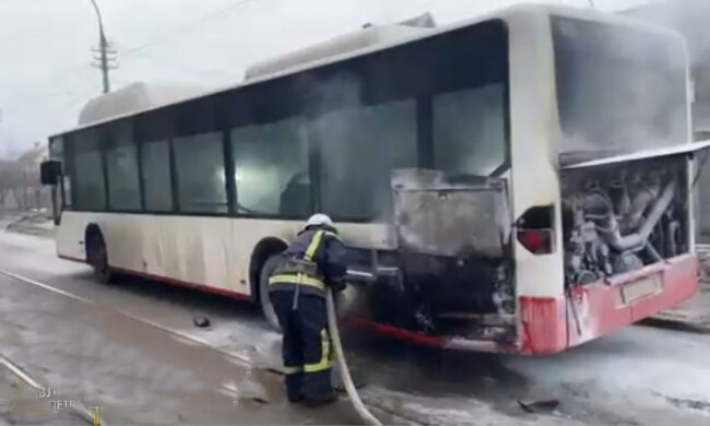 У Кам'янському на ходу загорівся автобус: в салоні були пасажири, фото з місця