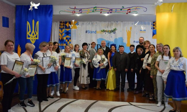 Більше ніж просто свято: як у київському садочку вчили поважати жінку, яка тримає на собі світ