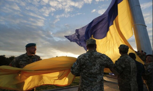 Мер Кличко підняв найбільший в Україні прапор над столицею