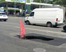 Асфальт обвалился посреди дороги в Киеве, кадры пропасти: "не дочинили"