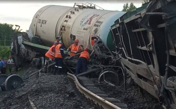 Масштабна аварія сталася на залізниці в рф, розкрито несподівану причину: кадри з місця