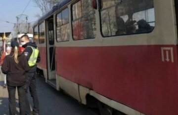 У трамваї влаштували скандал через карантин, на пасажирів нацькували поліцію: кадри розборок