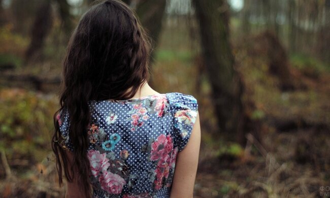 dlinnovolosaja-brjunetka-so-spiny-v-plate-v-cvetochek-v-osennem-parke