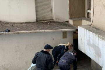 Бездыханное тело 15-летней школьницы нашли под окнами дома: трагические подробности  и кадры