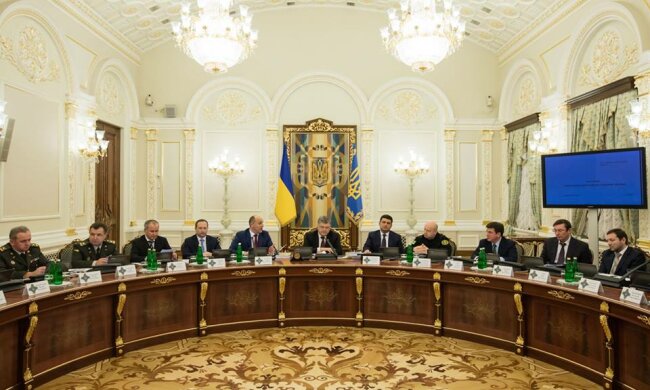 Зарплата Турчинова: позбавлення премій і багаті заступники
