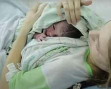 Новорожденный ребенок с матерью