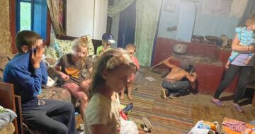 "Мать ждет восьмого": под Черновцами семья с 7 детьми живет лесу в страшной нищете