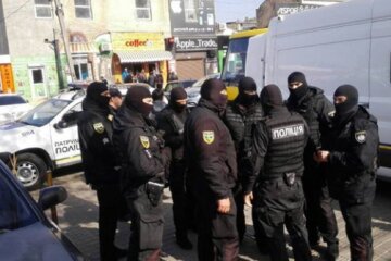 В Одессе полиция бросилась на поиск нарушителей на рынках: что ищут перед праздниками, кадры