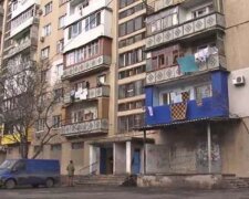 Под Одессой мужчина вышел из квартиры 9-этажного дома через балкон и повис: кадры с места происшествия