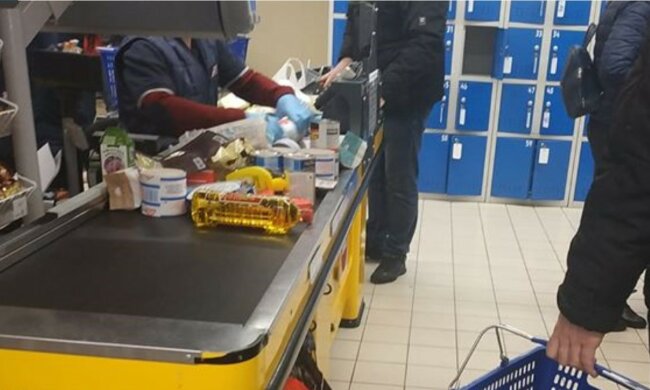 Харьковчане удивили нестандартной защитой от коронавируса, фото: "пакеты, коробки и..."