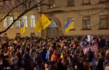 Українці прийшли під Офіс президента, втрутилася поліція: кадри заворушень у Києві