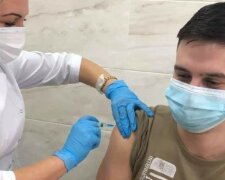 "Що ж це коїться?": український лікар розповів про дивний симптом після щеплення від вірусу
