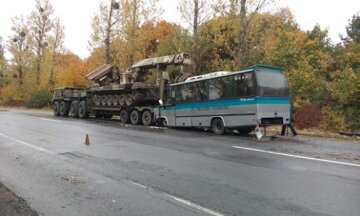 Автобус врезался в военный тягач: 11 человек пострадали (фото)