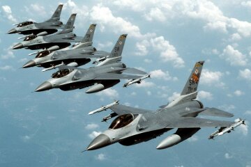 Легендарні бомбардувальники США помітили над Чорним морем: що відбувається