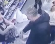 Покупець супермаркету зірвав злість на касирі, відео: "сказився через здачу в монетах"