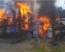 "Хтось невдало покурив": в рф спалахнула потужна пожежа на базі відпочинку в Красноярському краї, кадри