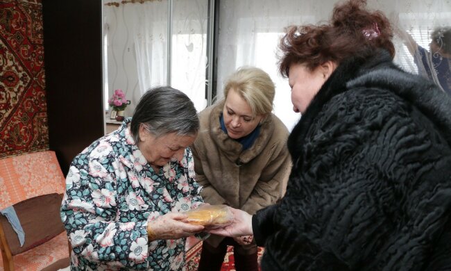 У Криму чиновниці в розкішних шубах зганьбилися подачкою блокадникам: "яка гидота"