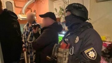 На Дніпропетровщині чоловік із гранатою увірвався до банку: що вдалося з'ясувати поліції