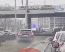"Найрозумніший" водій у Києві придумав, як уникнути заторів: відео нахабства