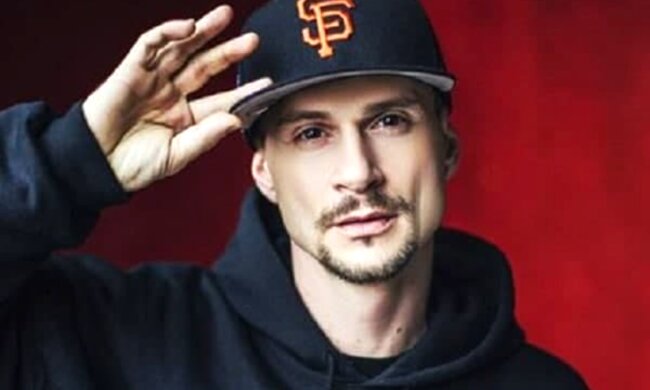 Син Чапкіса, відлетівши з сім'єю на Гаваї, засвітив розкішний номер з терасою: "Високий поверх, вікна в підлогу..."