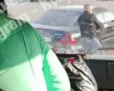 Водитель на "Мерседесе" подрезал маршрутку с людьми и начал стрельбу: кадры ЧП под Киевом