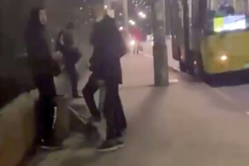 Прохожий проучил вандалов в Киеве, видео: "ломали прокатный самокат"