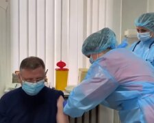 В Одессе сообщили, в каком состоянии медики после введения антикоронавирусной прививки: " имели противопоказания"