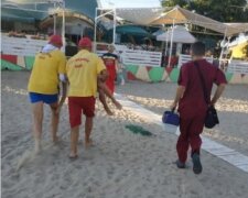 Біда на одеському пляжі: з води витягли 8-річну дитину і почали рятувати, відео